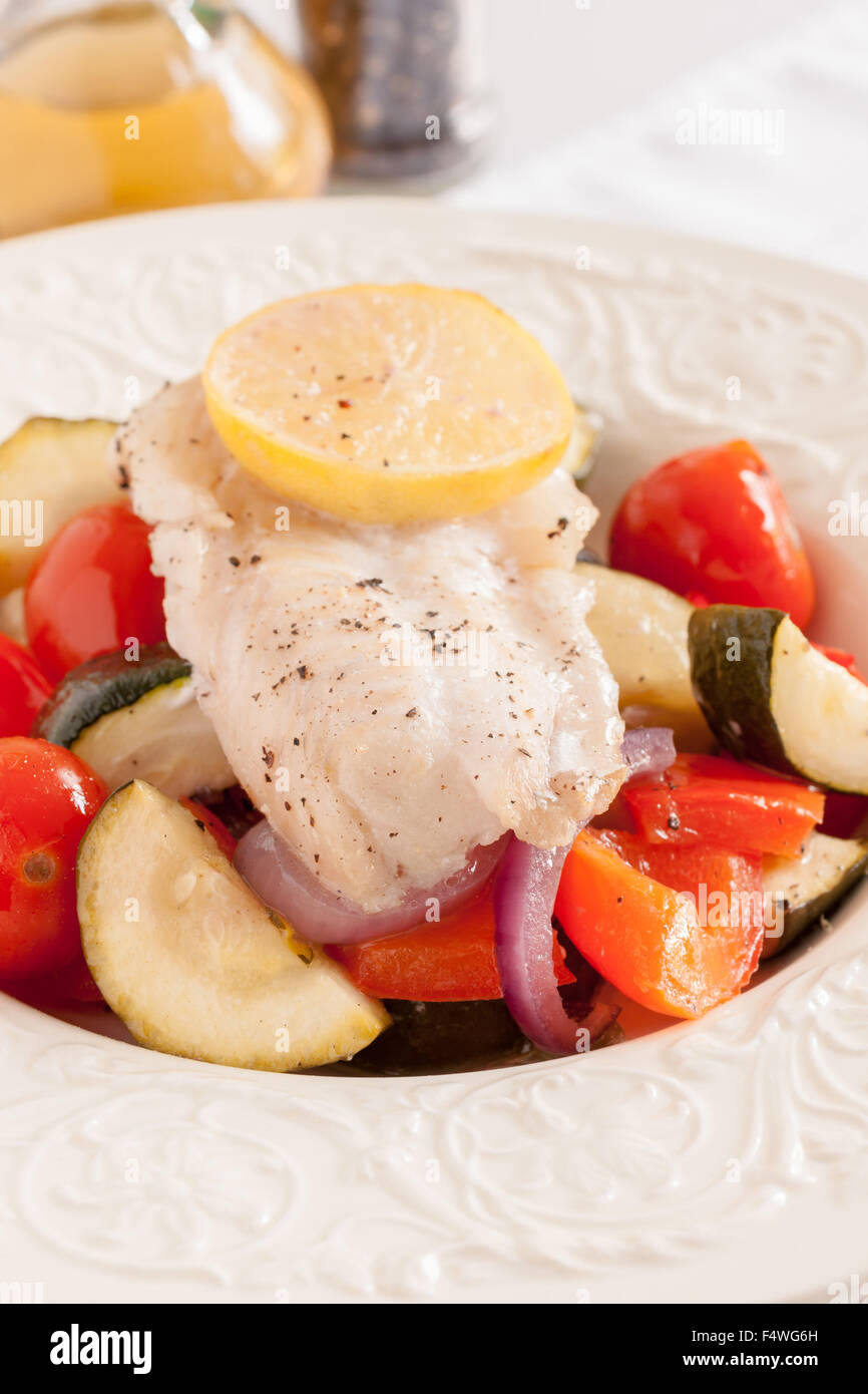 Provenzale di pesce un piatto francese con verdure arrosto e bianco di filetto di pesce Foto Stock