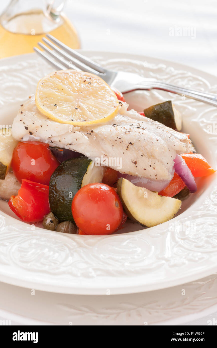 Pesce provenzale francese un piatto di frutti di mare di verdure arrosto e bianco di filetto di pesce Foto Stock