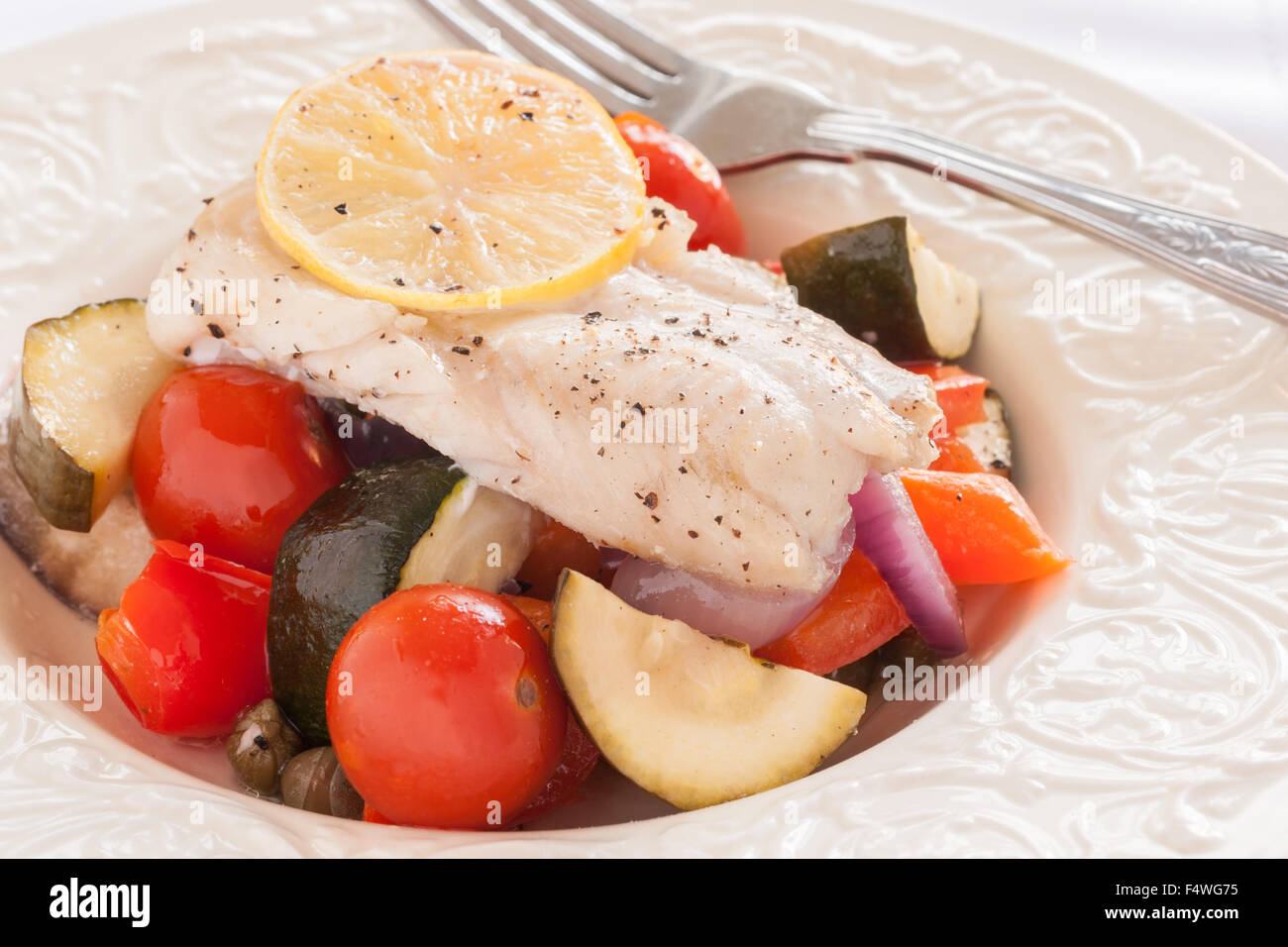 Pesce provenzale francese un piatto di frutti di mare di verdure arrosto e bianco di filetto di pesce Foto Stock