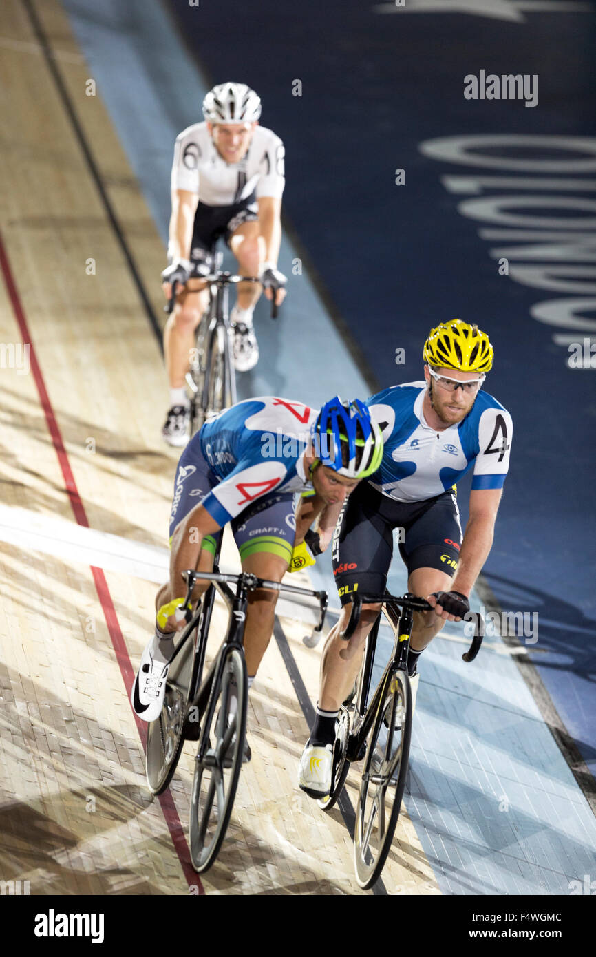 Londra, Regno Unito. 22 ottobre, 2015. Team 4 Glenn O'Shea (AUS) & 4 Adam Blythe (GBR) e Andreas Müller (AUT) del team 16 concorrenti negli uomini della 20Km Madison a 6 giorno a Londra, un'elite ciclismo su pista la concorrenza, Lee Valley Velo Park, London, Regno Unito. Credito: Simon Balson/Alamy Live News Foto Stock