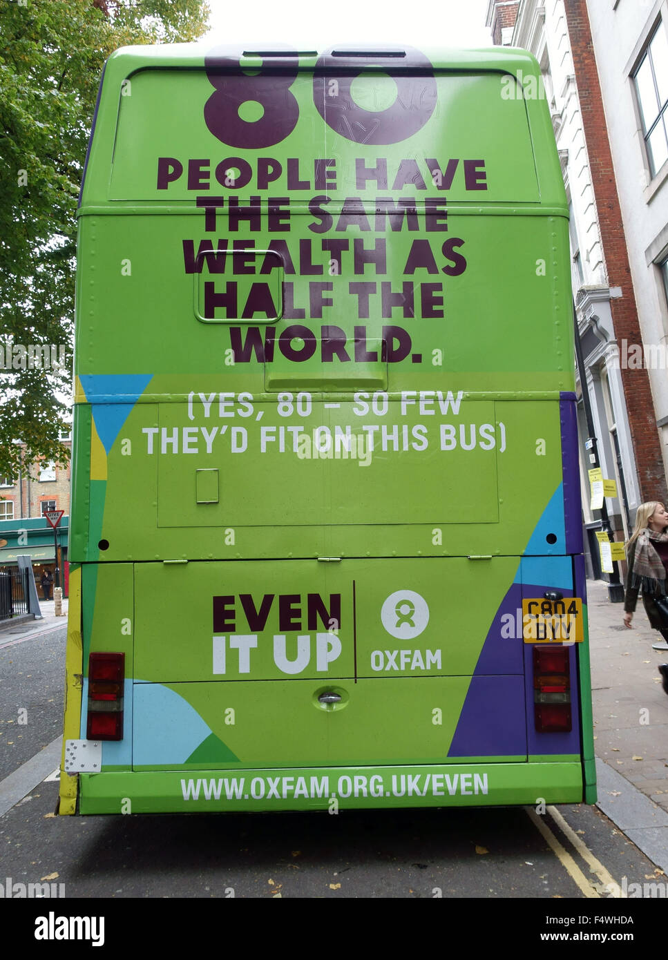 Oxfam 'even it Up' bus campagne contro la disuguaglianza globale di ricchezza, Londra Foto Stock