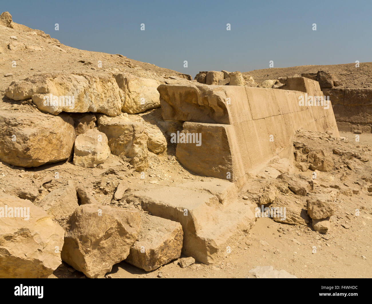 Viste prese mentre si cammina attraverso i campi di mastaba presso le Grandi Piramidi di Giza Plateau. Egitto Foto Stock