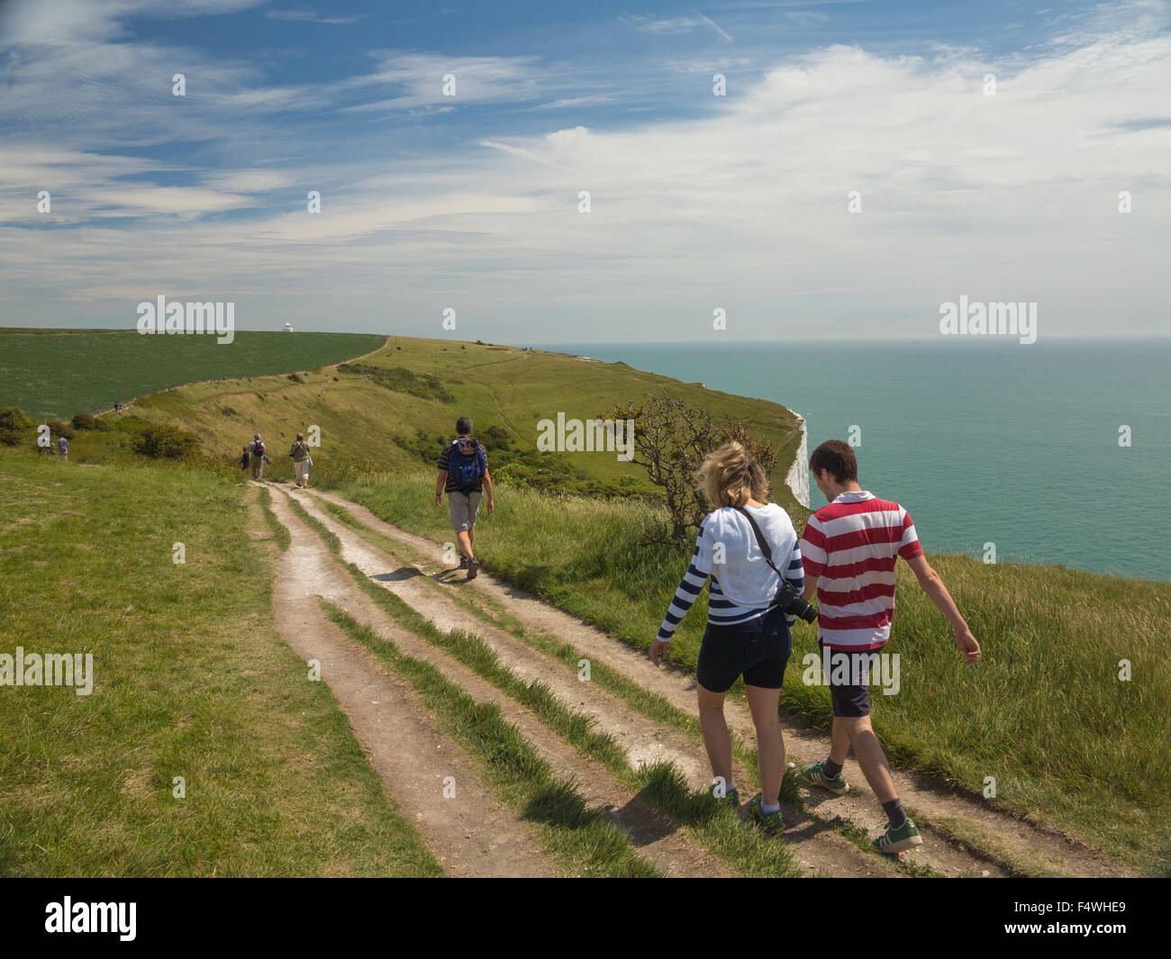 Una giovane coppia in un fine settimana a piedi lungo le scogliere vicino a Dover su un giorno d'estate Foto Stock