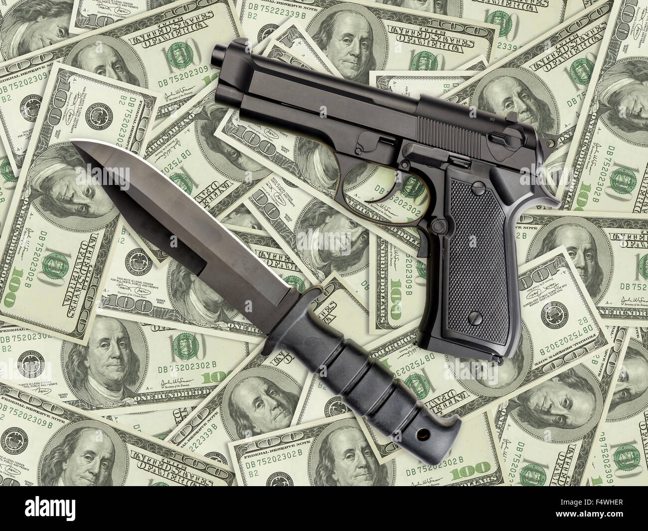 Il coltello e la pistola posta sulla pila di american banconote da cento dollari Foto Stock