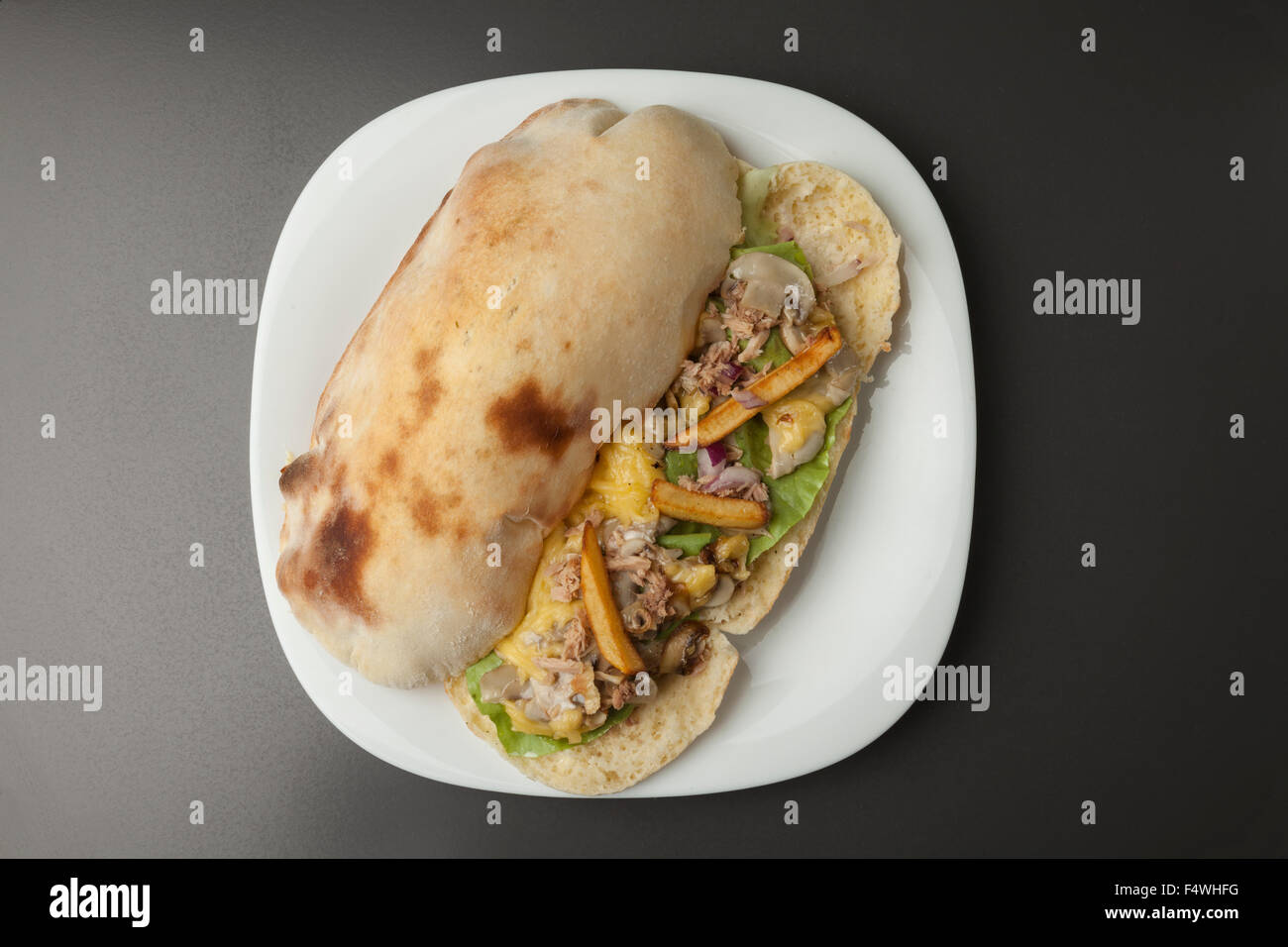 Sandwich con tonno, funghi e patatine fritte Foto Stock