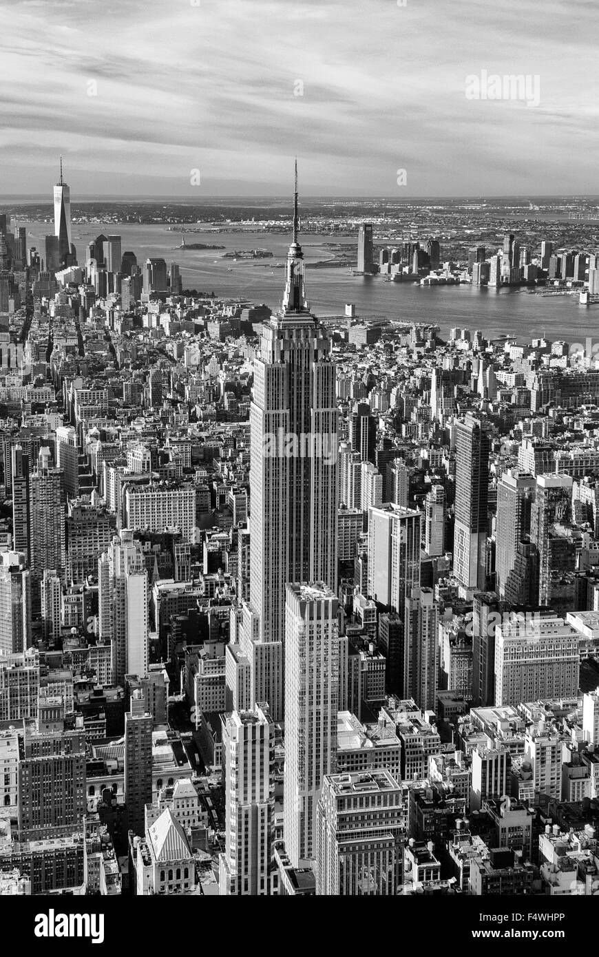 Ripresa aerea dell'Empire State Building, guardando verso la parte inferiore di Manhattan a New York City USA Foto Stock