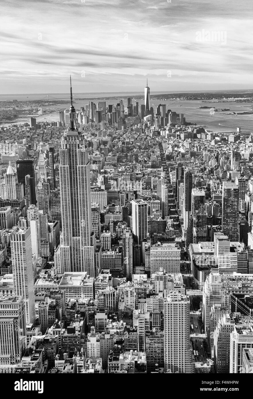 Ripresa aerea dell'Empire State Building, guardando verso la parte inferiore di Manhattan a New York City USA Foto Stock