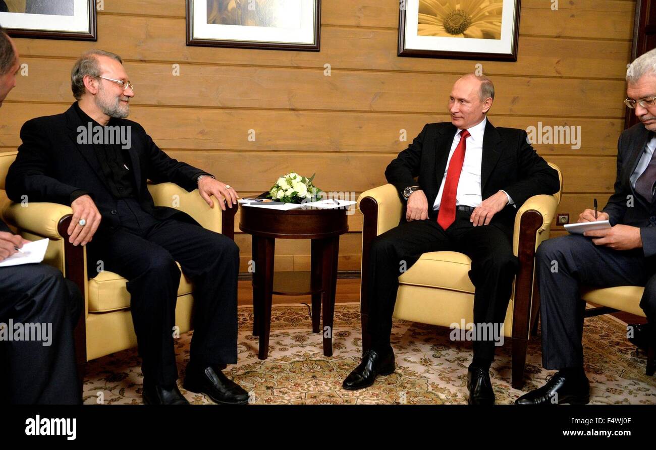 Sochi, Russia. 22 ottobre, 2015. Il presidente russo Vladimir Putin incontra il presidente del parlamento iraniano Ali Larijani Ottobre 22, 2015 in Sochi, Russia. Foto Stock