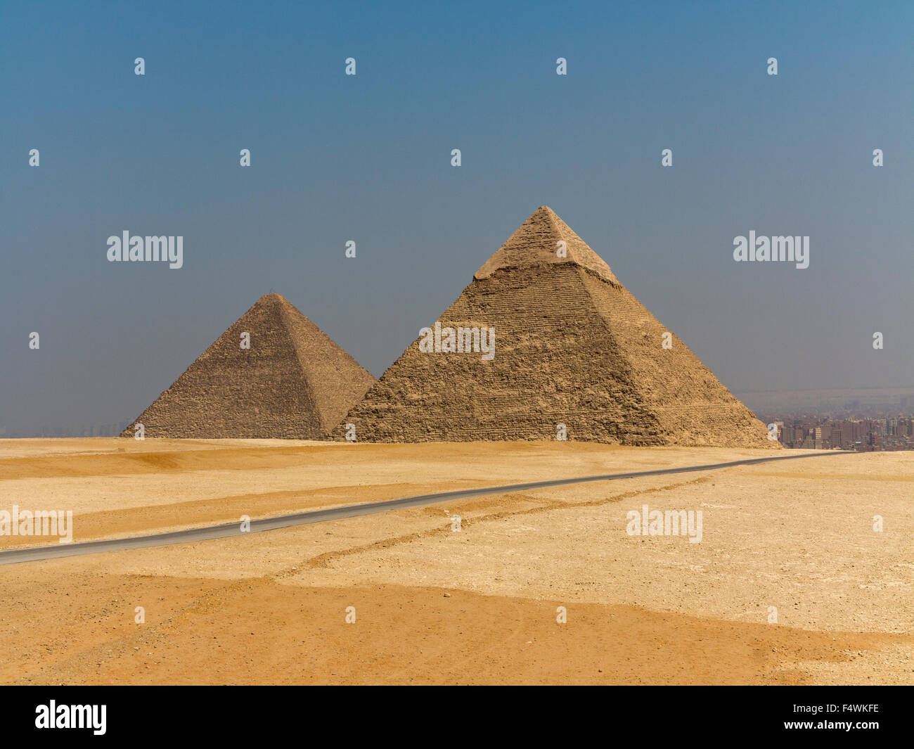 Panorama delle grandi piramidi di Giza preso dal punto di vista nel deserto, Giza, il Cairo, Egitto Foto Stock