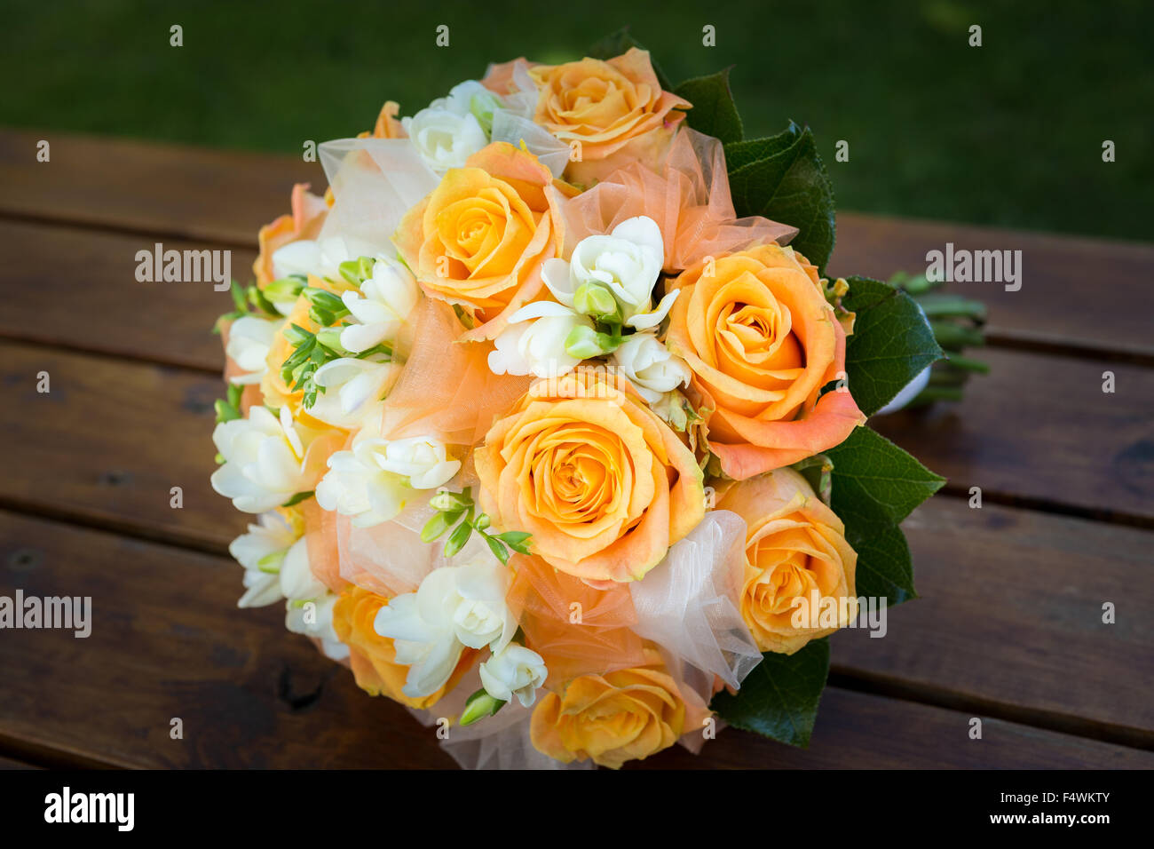 Bouquet nuziale con arancia e fiori bianchi Foto Stock