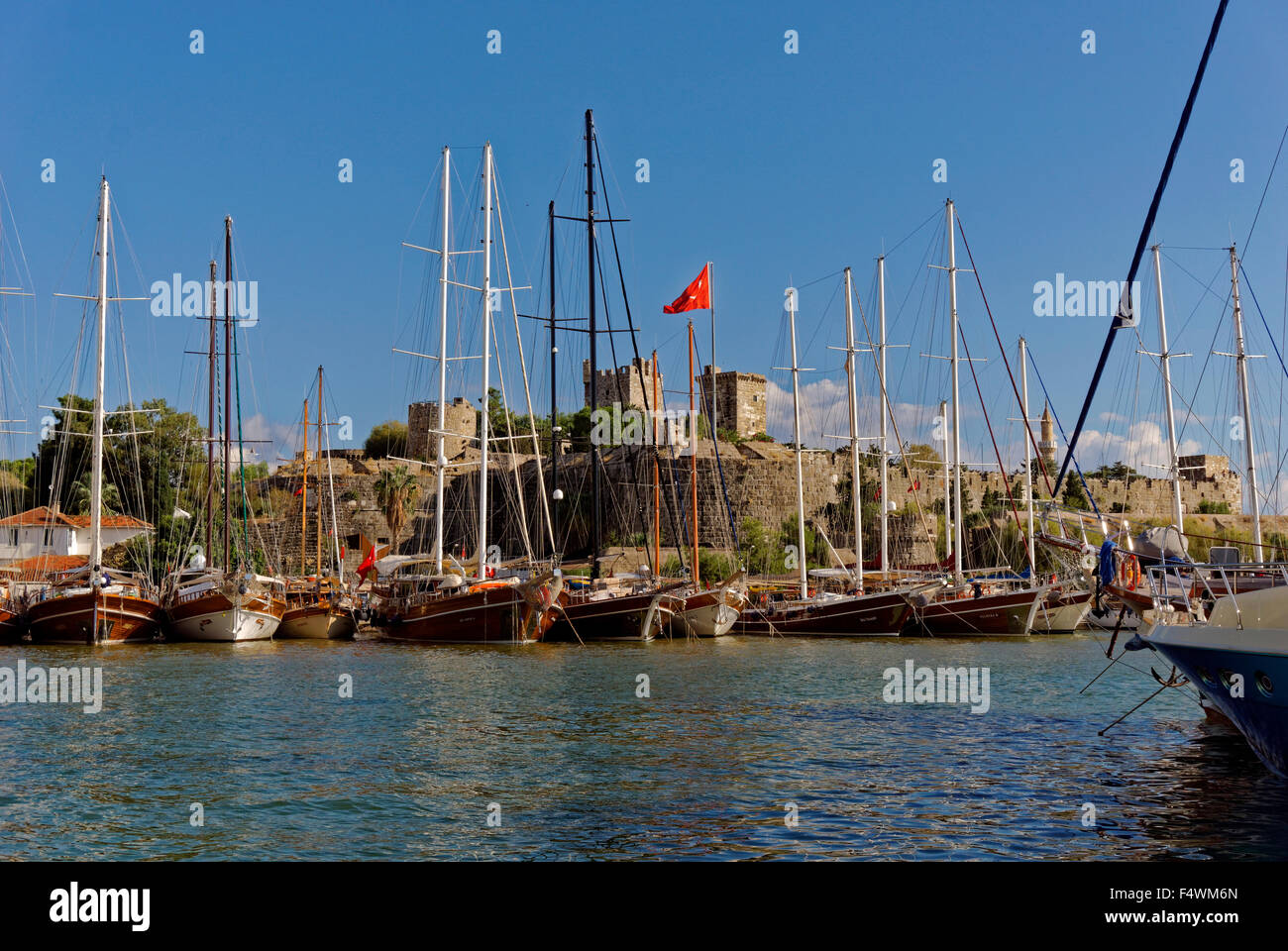 Bodrum Porto e Castello di San Pietro e la città di Bodrum, Provincia di Mugla, Turchia Foto Stock