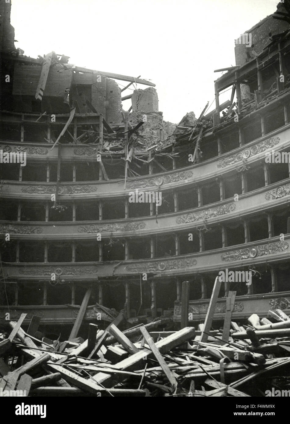 Il Teatro alla Scala di Milano dopo i bombardamenti di agosto 1943 Foto  stock - Alamy