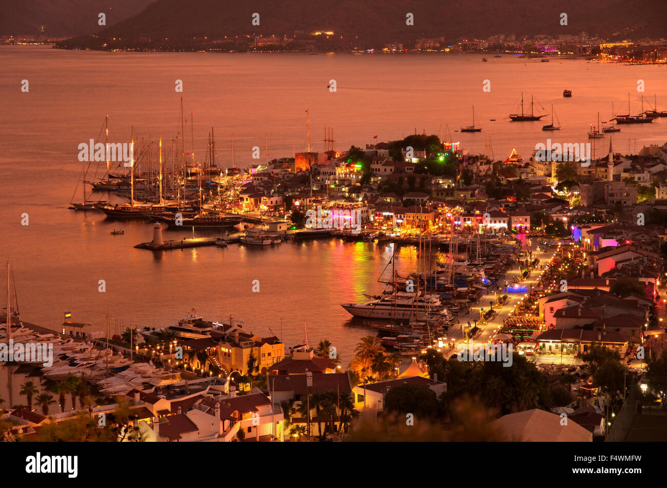 Sera vista al tramonto di Marmaris Città Vecchia e il porto, Mugla, Turchia Foto Stock