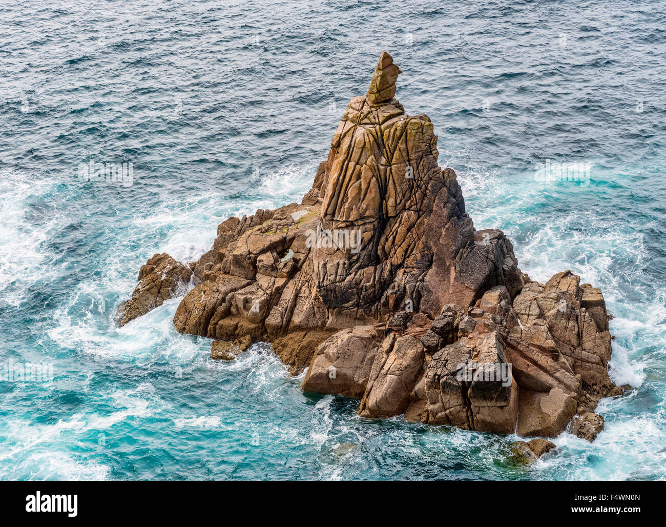 Torreggianti formazioni rocciose sulla costa a Lands End, Cornovaglia, Inghilterra, Regno Unito Foto Stock