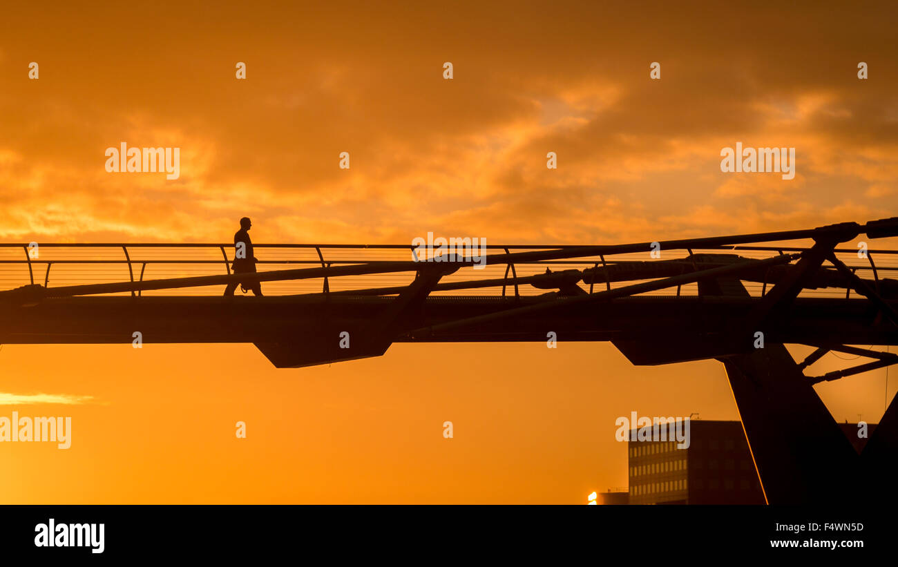 La mattina presto alba sul Millennium Bridge come persone reca al lavoro. Foto Stock