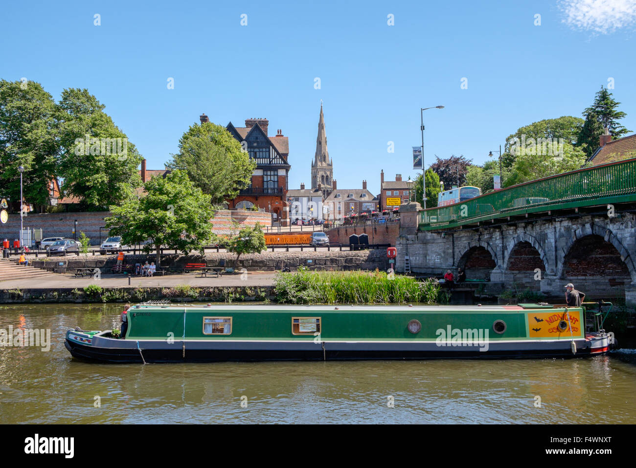 Narrowboat sul fiume Trento in viaggio sotto la città ponte a Newark-on-Trent. Vista laterale. Nottinghamshire England Regno Unito Foto Stock