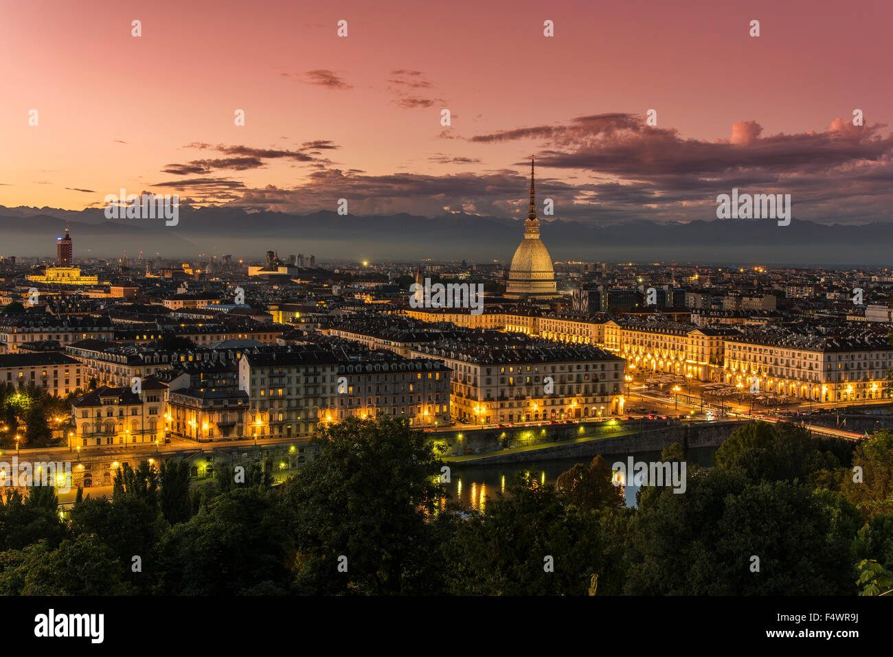 Lo skyline della citta' al tramonto, Torino, Piemonte, Italia Foto Stock