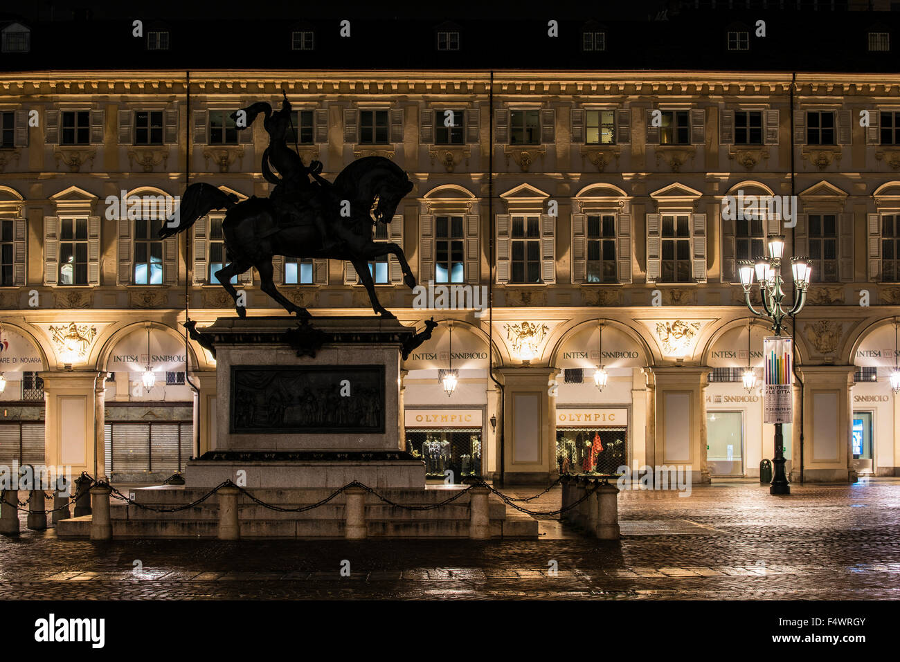 Vista notturna di Piazza San Carlo e il monumento equestre di Emanuele Filiberto, Torino, Piemonte, Italia Foto Stock
