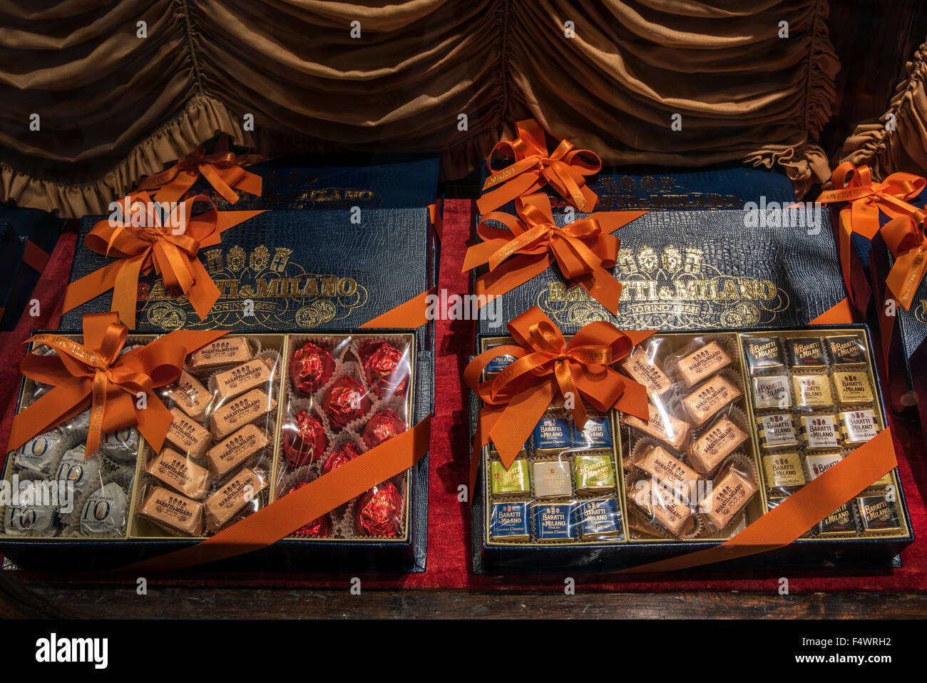 Il Cioccolato Confezioni regalo in vendita presso Caffè Baratti & Milano  cioccolata e coffee shop, Torino, Piemonte, Italia Foto stock - Alamy