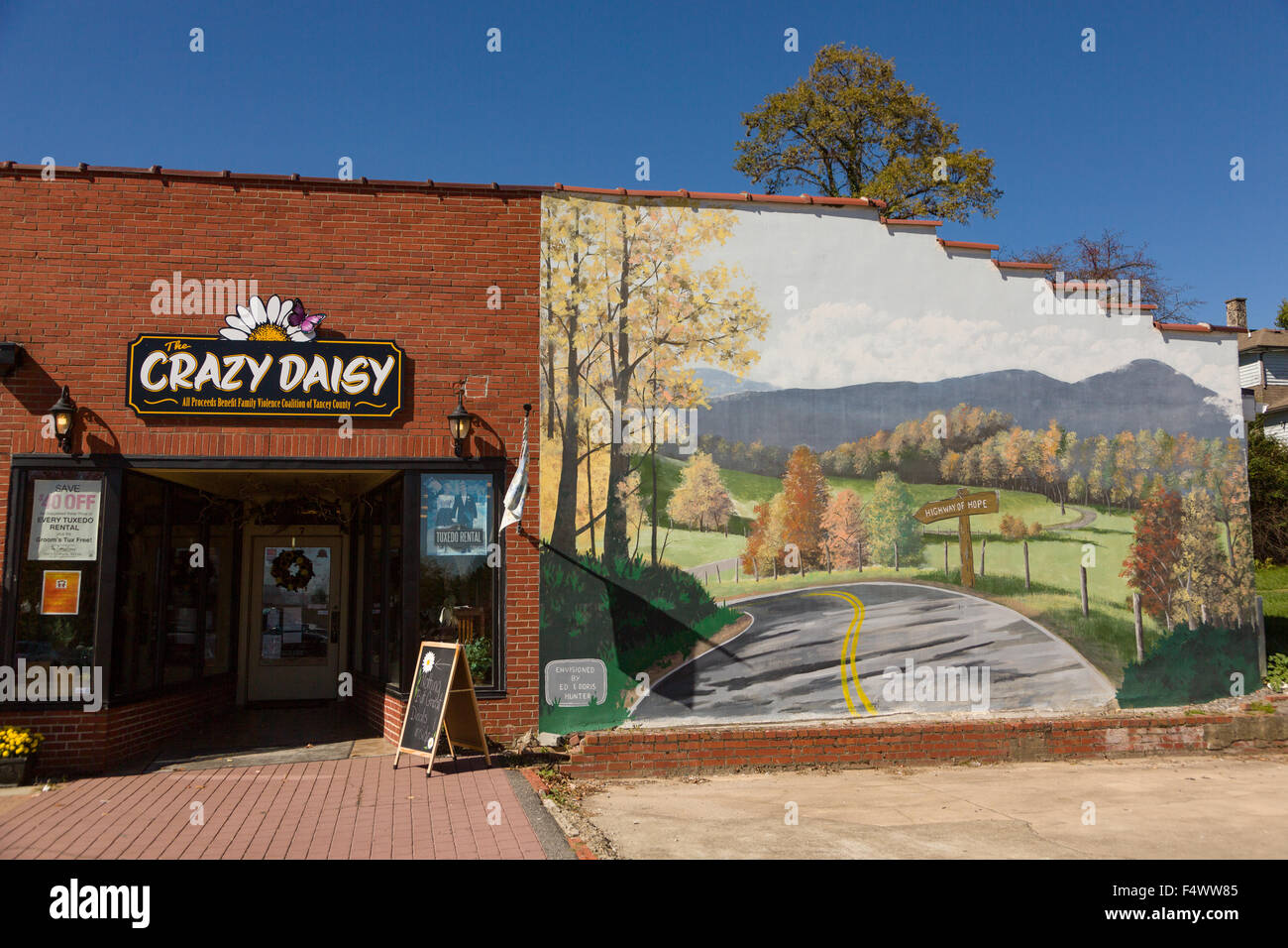 Un murale di Blue Ridge Parkway dipinta sulla fiancata di un edificio che si trova nel piccolo villaggio di Burnsville, North Carolina. Burnsville è l'inizio del sentiero del quilt che onora la trapunta fatta a mano i disegni della Appalachian rurale regione. Foto Stock