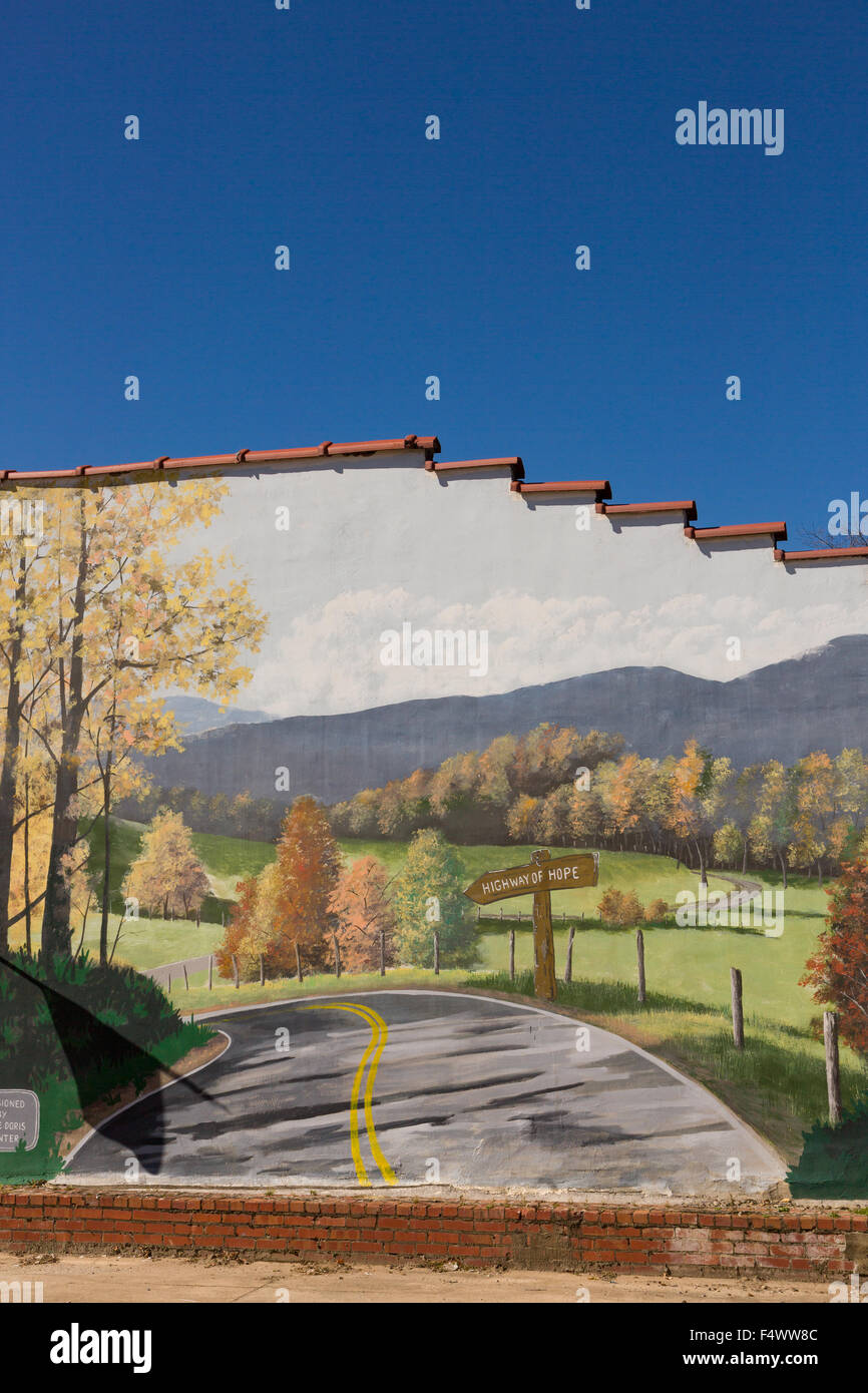 Un murale di Blue Ridge Parkway dipinta sulla fiancata di un edificio che si trova nel piccolo villaggio di Burnsville, North Carolina. Burnsville è l'inizio del sentiero del quilt che onora la trapunta fatta a mano i disegni della Appalachian rurale regione. Foto Stock