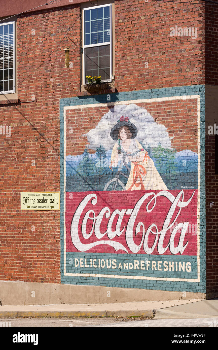Un vecchio Coca-Cola pubblicità murale sul lato di un edificio che si trova nel piccolo villaggio di Burnsville, North Carolina. Burnsville è l'inizio del sentiero del quilt che onora la trapunta fatta a mano i disegni della Appalachian rurale regione. Foto Stock