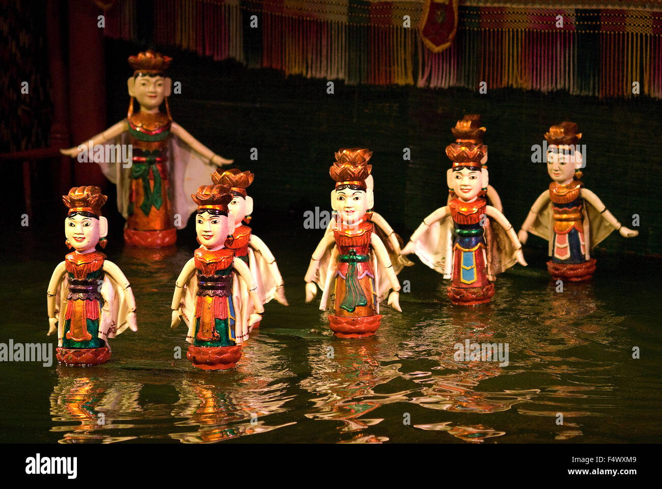 Burattinai, Thang Long acqua Puppet Theatre, Hanoi, Vietnam del Nord, Vietnam, Asia sud-orientale, Asia. Acqua comunale Teatro dei Pupi. Hanoi. Il Vietnam, in Asia. Foto Stock