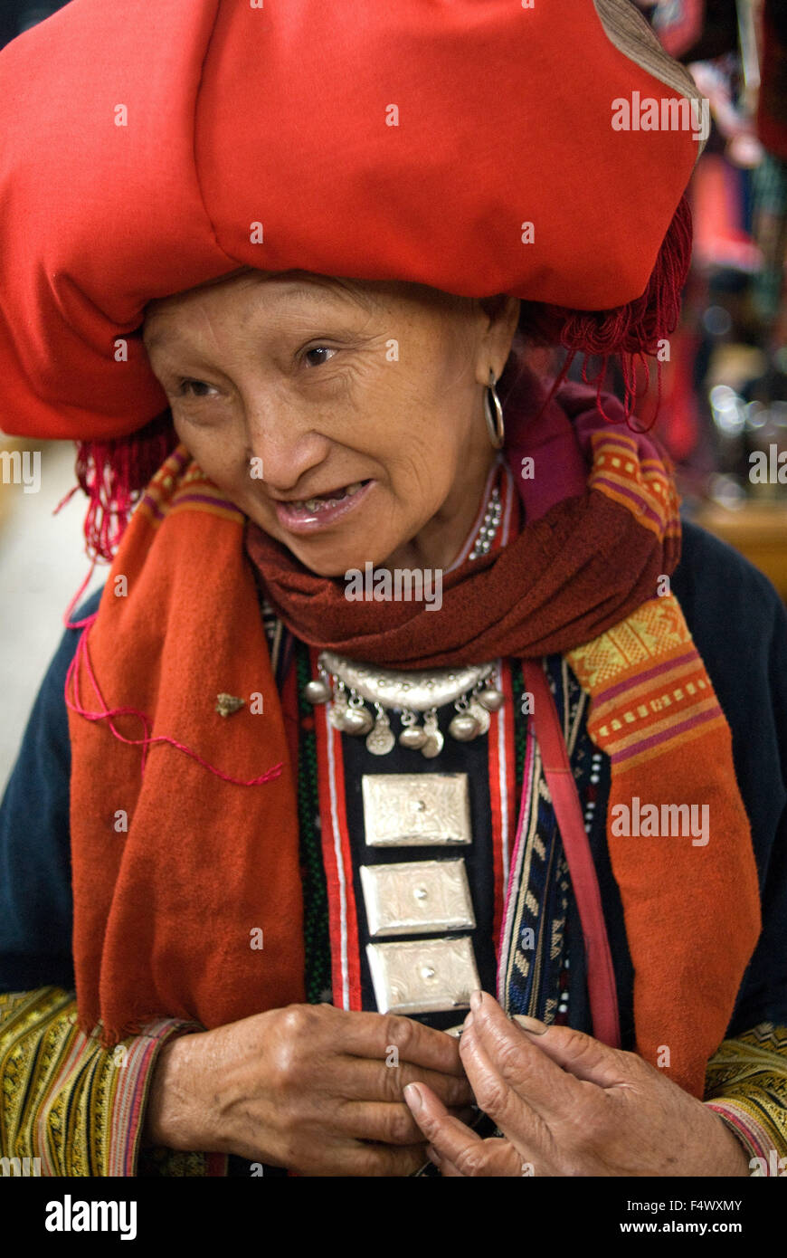 La donna da Red Dzao minoranza etnica gruppo, una tribù di montagna, al mercato di Sapa o Sa Pa, nel Vietnam del Nord, Vietnam, in Asia. Foto Stock