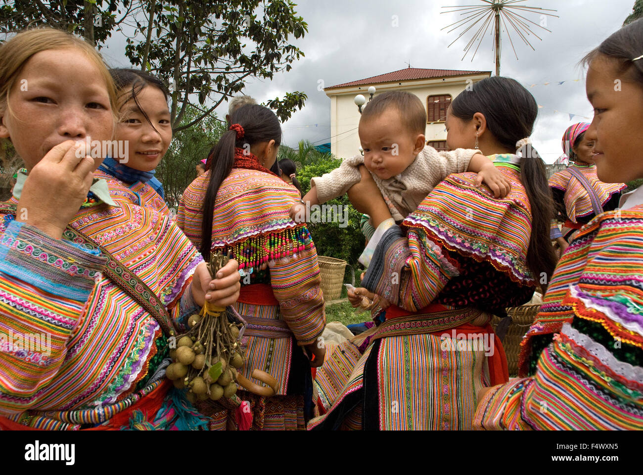 Bac ha sul mercato. Flower popolo Hmong in abito tradizionale al mercato settimanale, SAPA, Vietnam. Le giovani donne da fiore minoranza Hmong gruppo etnico presso la domenica mattina Bac Ha Mercato di Bac Ha, Vietnam. Foto Stock