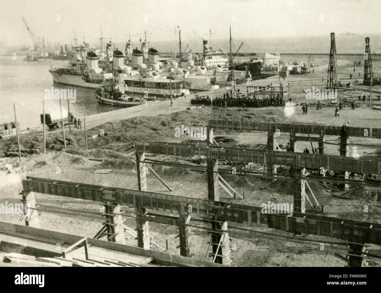 Militare italiana navi ancorate nel porto Foto Stock