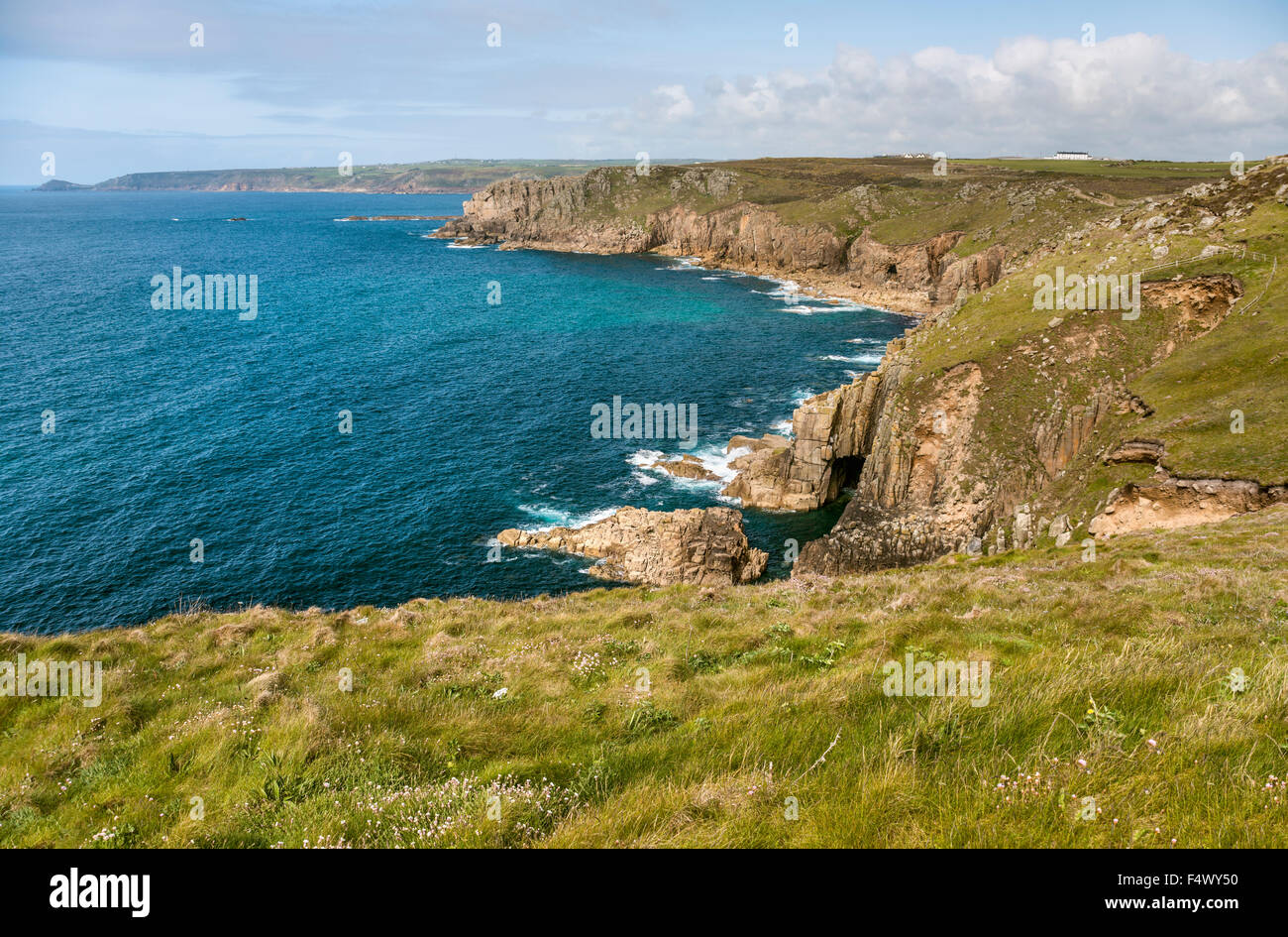 Paesaggio costiero panoramico a Lands End, Cornovaglia, Inghilterra, Regno Unito Foto Stock