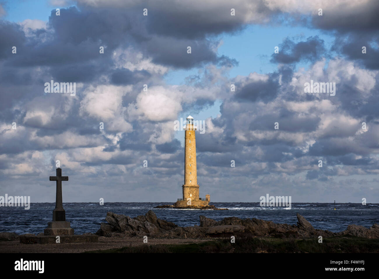 Faro di Cap de la Hague e un monumento in onore del francese sottomarino Vendémiaire equipaggio, penisola del Cotentin, in Normandia, Francia Foto Stock