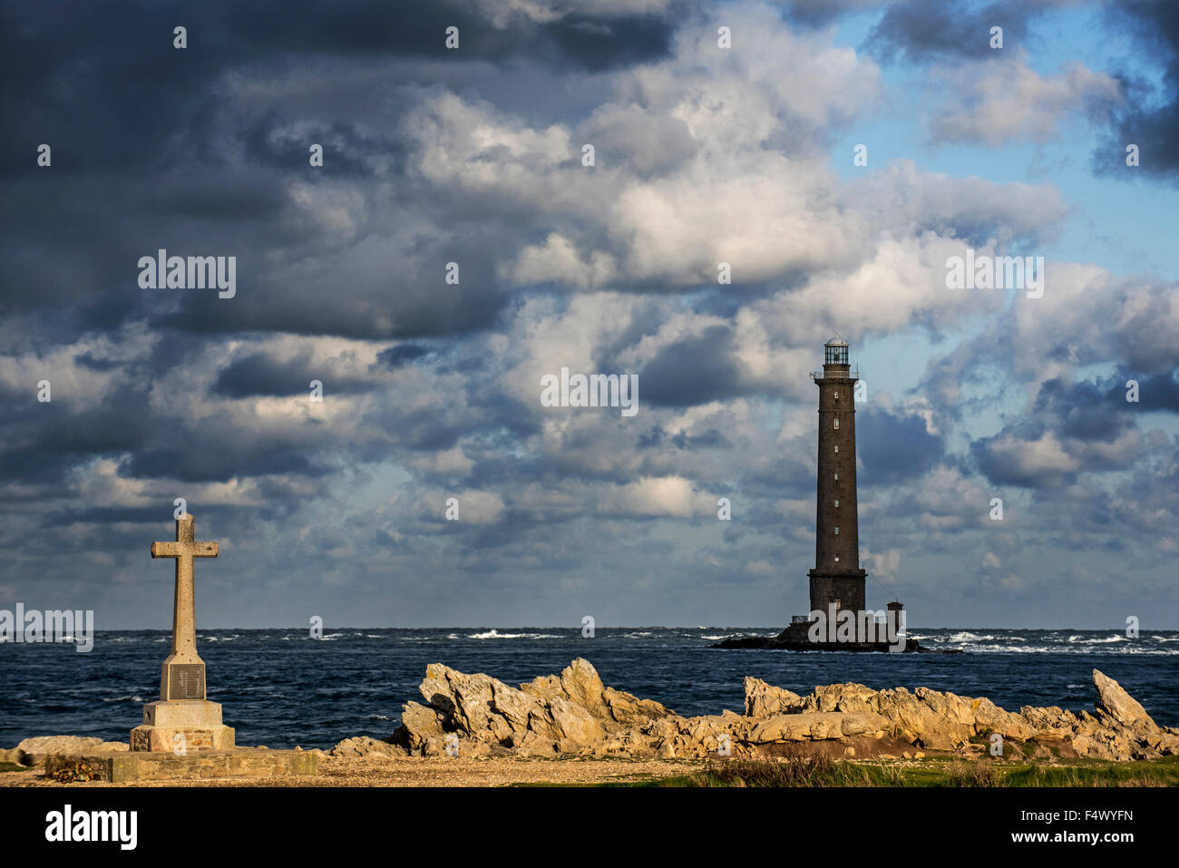 Faro di Cap de la Hague e un monumento in onore del francese sottomarino Vendémiaire equipaggio, penisola del Cotentin, in Normandia, Francia Foto Stock