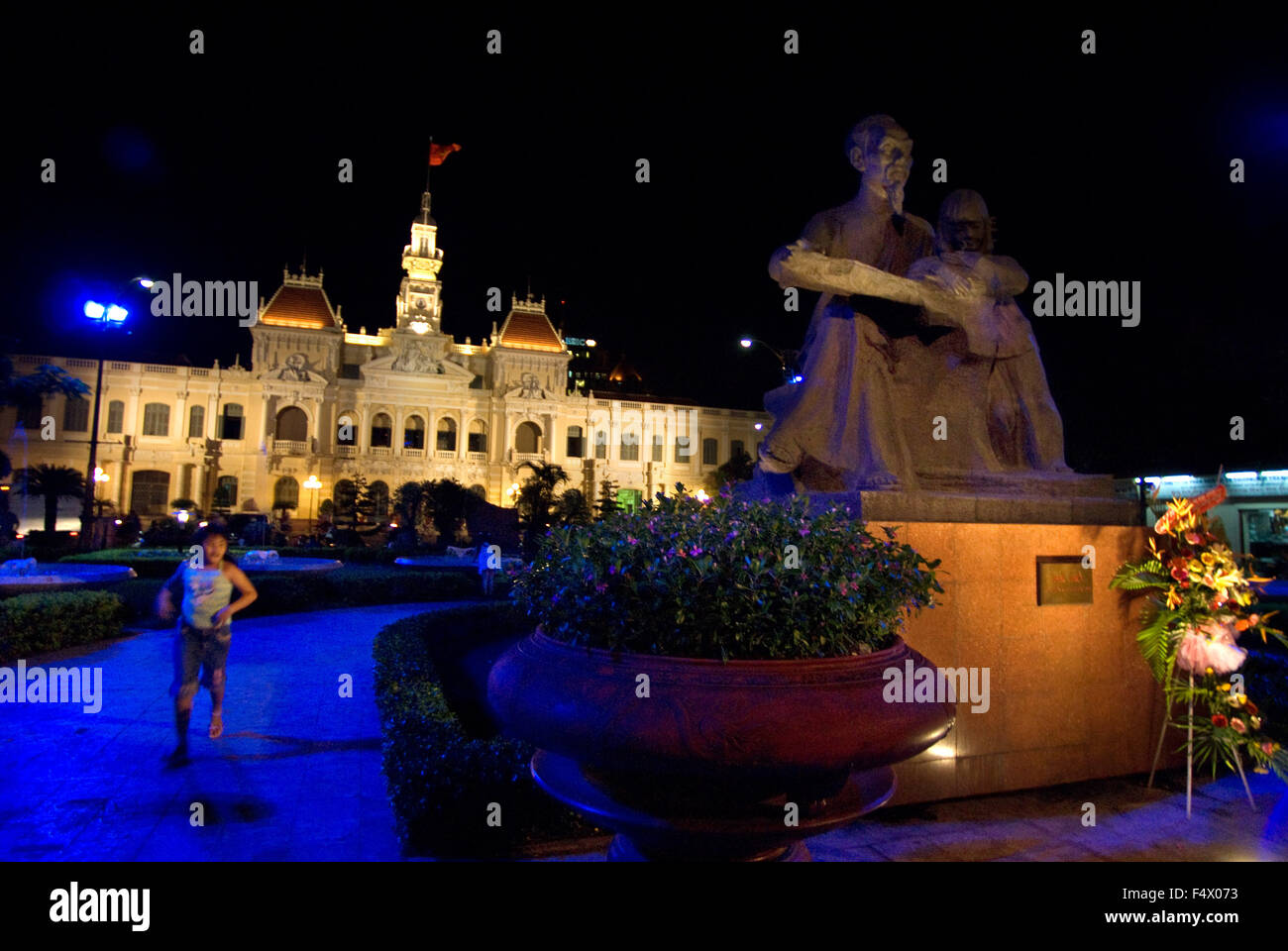 Statua di Ho Chi Minh, di fronte all' Hotel de Ville , Ho Chi Minh City , Vietnam. HSBC Bank. Ho Chi Minh statua, del popolo edificio del Comitato Saigon Vietnam Foto Stock