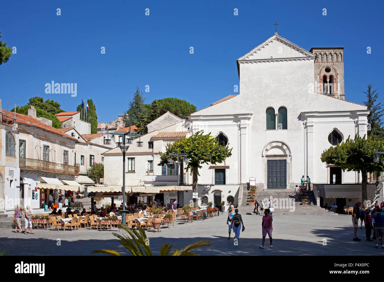 Duomo e piazza principale, Ravello, Amalfi, Italia, con bar e turisti Foto Stock