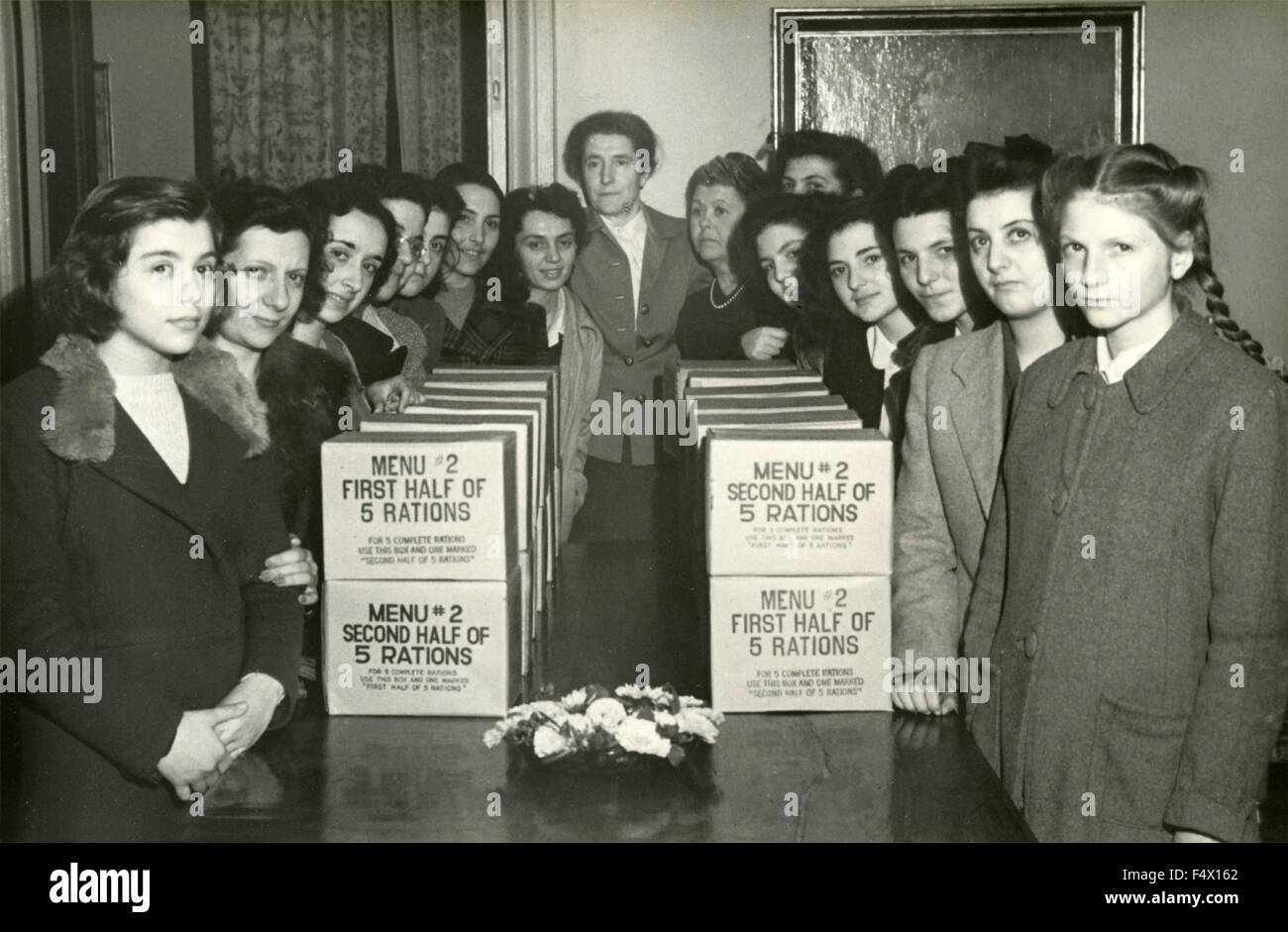 Un gruppo di donne con scatole di razioni alimentari, Italia Foto Stock
