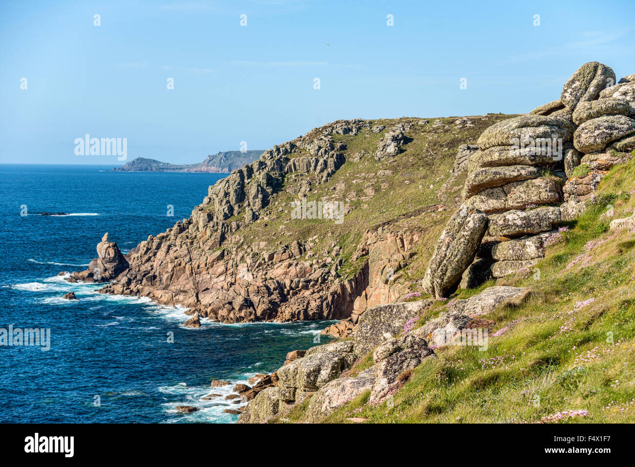 Formazioni rocciose scenico in un paesaggio costiero a Lands End, Cornwall, Regno Unito Foto Stock