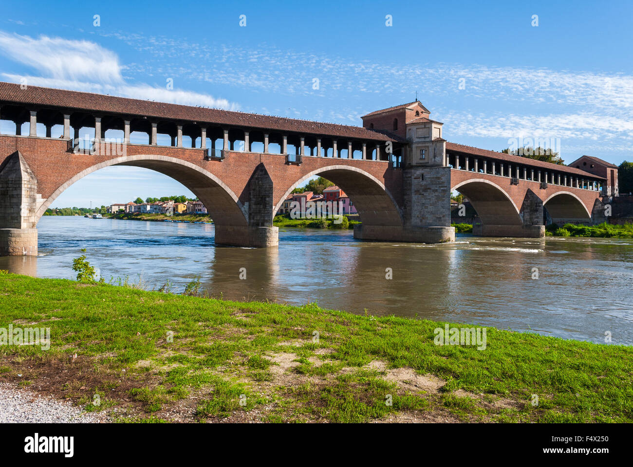 Il ponte denominato "Ponte Coperto', un punto di riferimento di Pavia (Italia settentrionale) Foto Stock