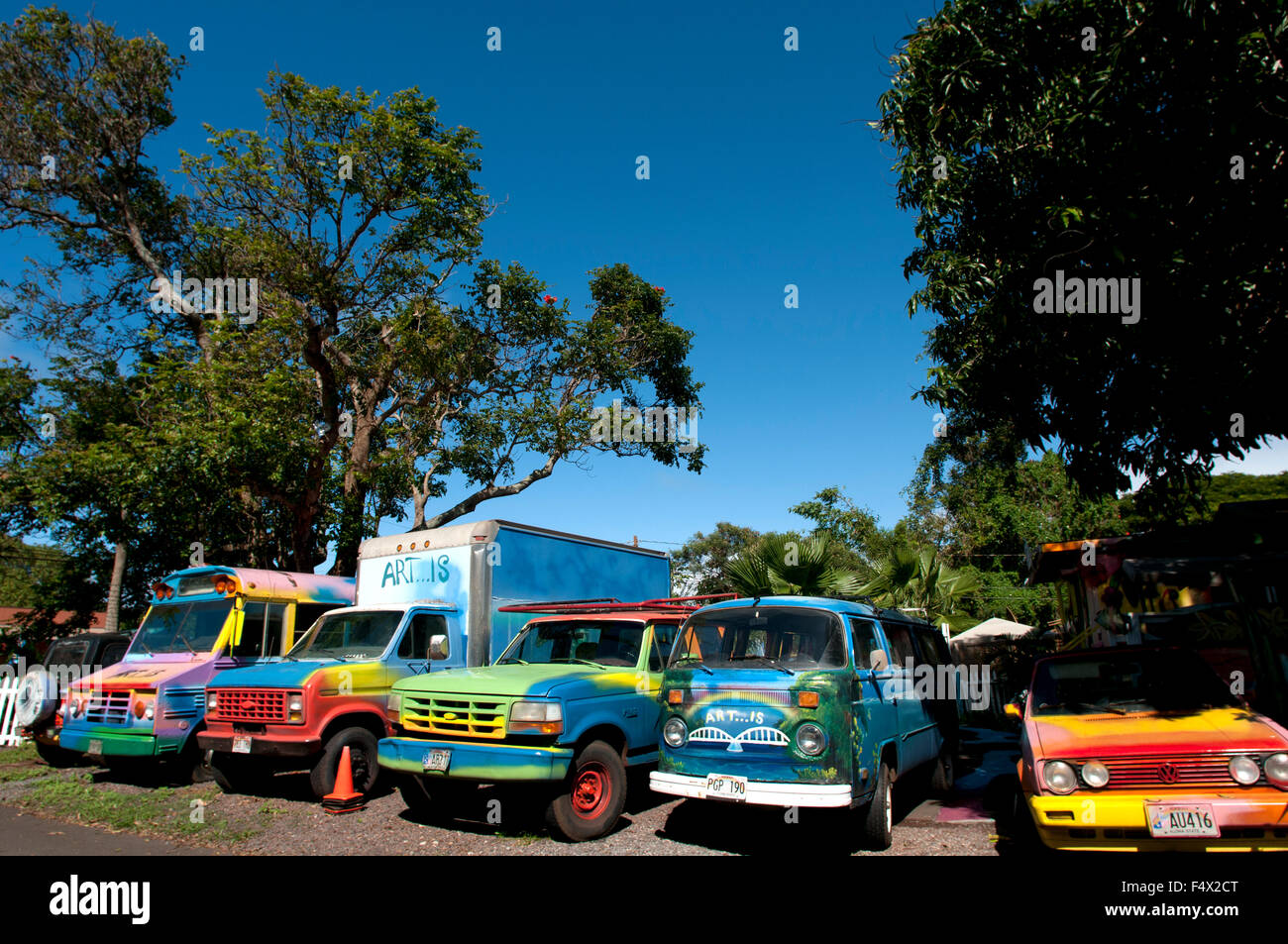 Arte, Surfboard cimitero piccolo paradiso per quadri artistici su rotte e le auto vecchie e truks. Haleiwa North Shore Oahu Hawaii Foto Stock