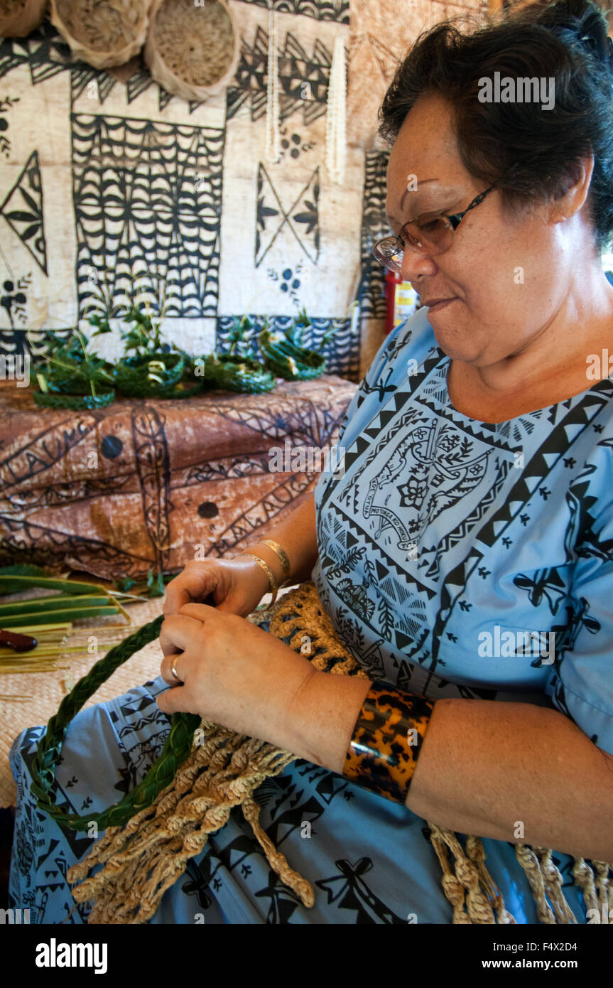 Vecchia donna fare artigianato in Centro Culturale Polinesiano. Di O'ahu. Hawaii. Hawaii Isole Hawaii Oahu Centro Culturale Polinesiano Sam Foto Stock