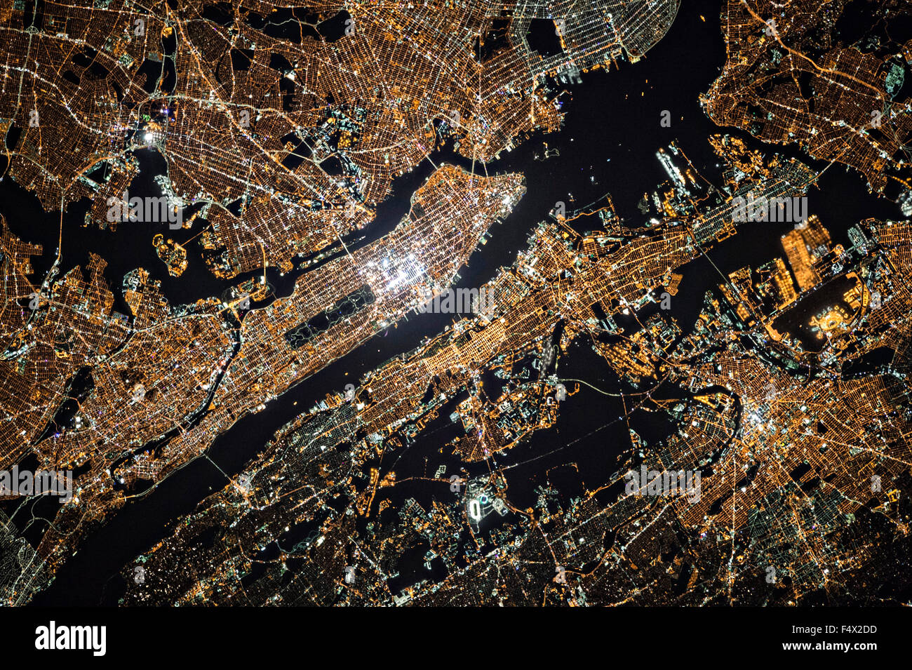 Vista dalla stazione spaziale internazionale della città di New York e la circostante area metropolitana di notte negli Stati Uniti. Foto Stock