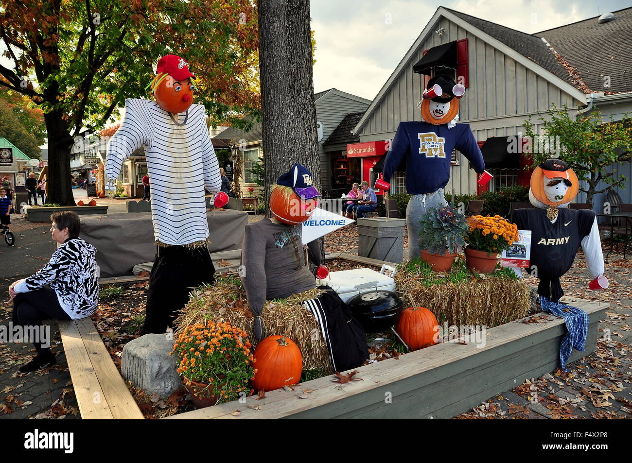 Il coito, Pennsylvania: Calcio spaventapasseri autunno decorazioni con zucche, balle di fieno e crisantemi Foto Stock