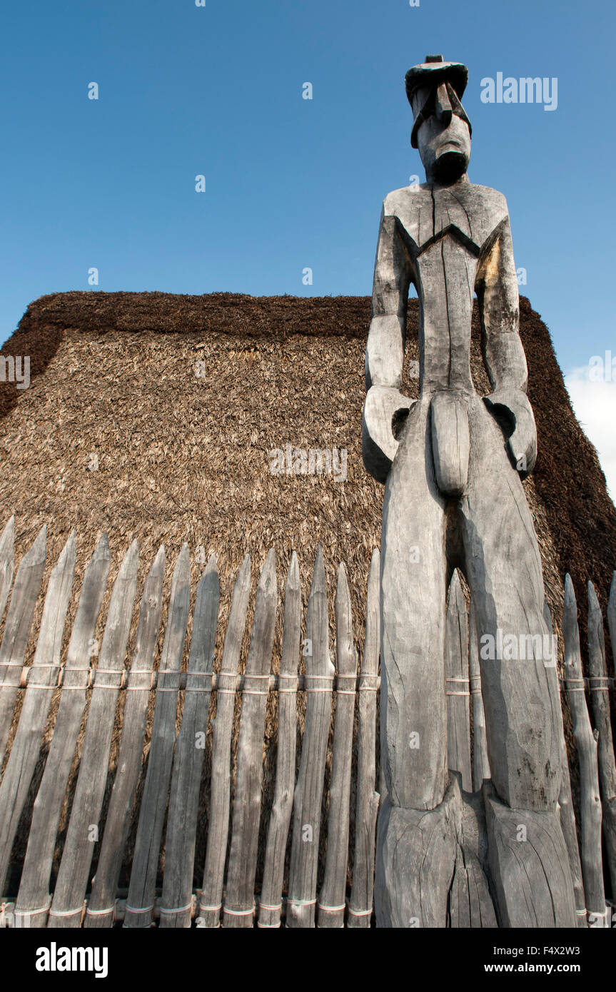 Pu'uhonua O Honaunau National Historic Park, Hale O Keawe tempio ricostruito con sculture in legno, Sud Costa di Kona, Big Island. Foto Stock