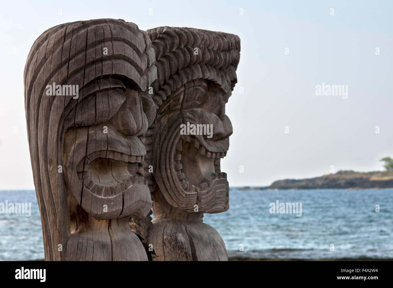 Pu'uhonua O Honaunau National Historic Park, Hale O Keawe tempio ricostruito con sculture in legno, Sud Costa di Kona, Big Island. Foto Stock