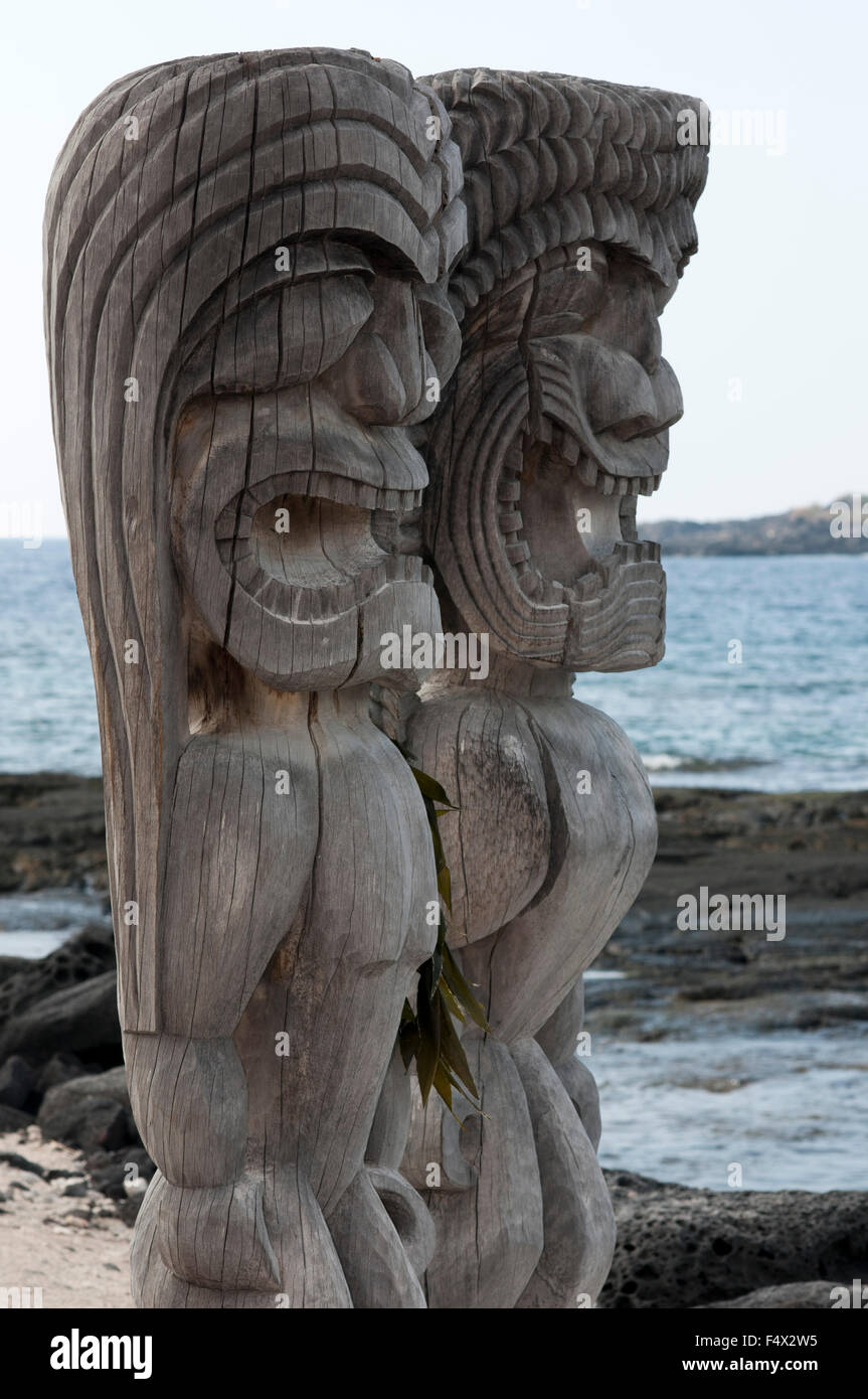 Pu'uhonua O Honaunau National Historic Park, Hale O Keawe tempio ricostruito con sculture in legno, Sud Costa di Kona, Big Island. Foto Stock