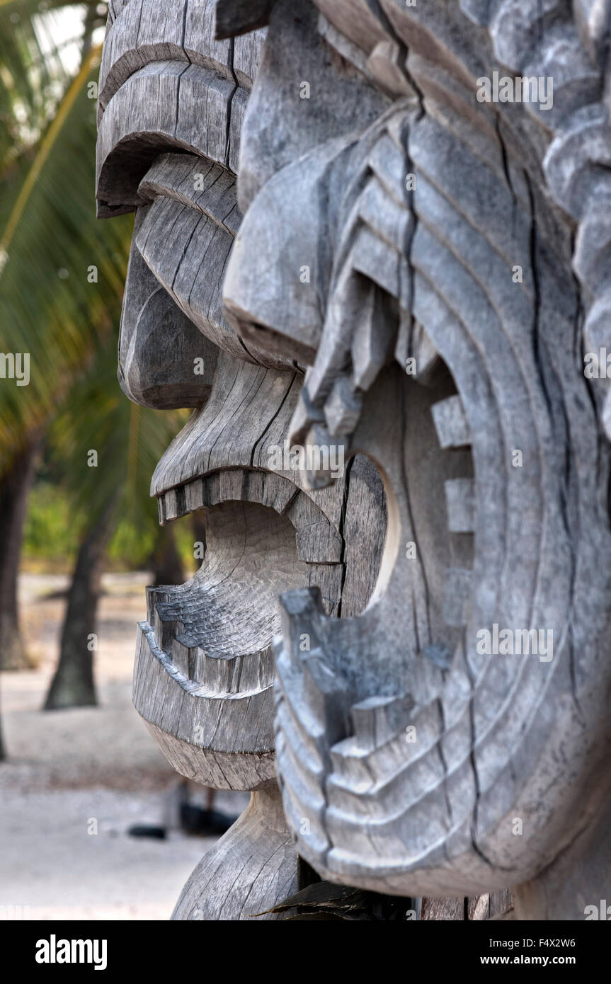Pu'uhonua O Honaunau National Historic Park, Hale O Keawe tempio ricostruito con sculture in legno, Sud Costa di Kona, Big Island. Foto Stock