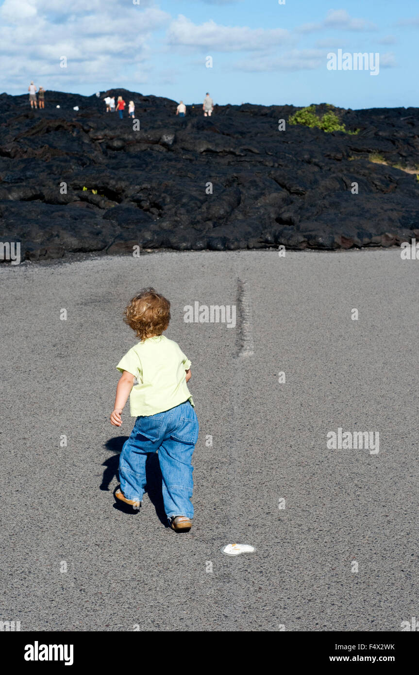 I bambini alla fine della strada, Catena di crateri Road, Hawai'i vulcani del Parco Nazionale, Big Island, Hawaii, Stati Uniti d'America. Lava nera a Foto Stock