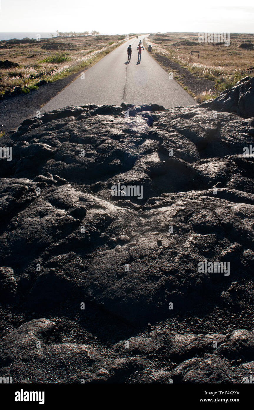 Fine della strada, Catena di crateri Road, Hawai'i vulcani del Parco Nazionale, Big Island, Hawaii, Stati Uniti d'America. Lava nera alla fine del C Foto Stock