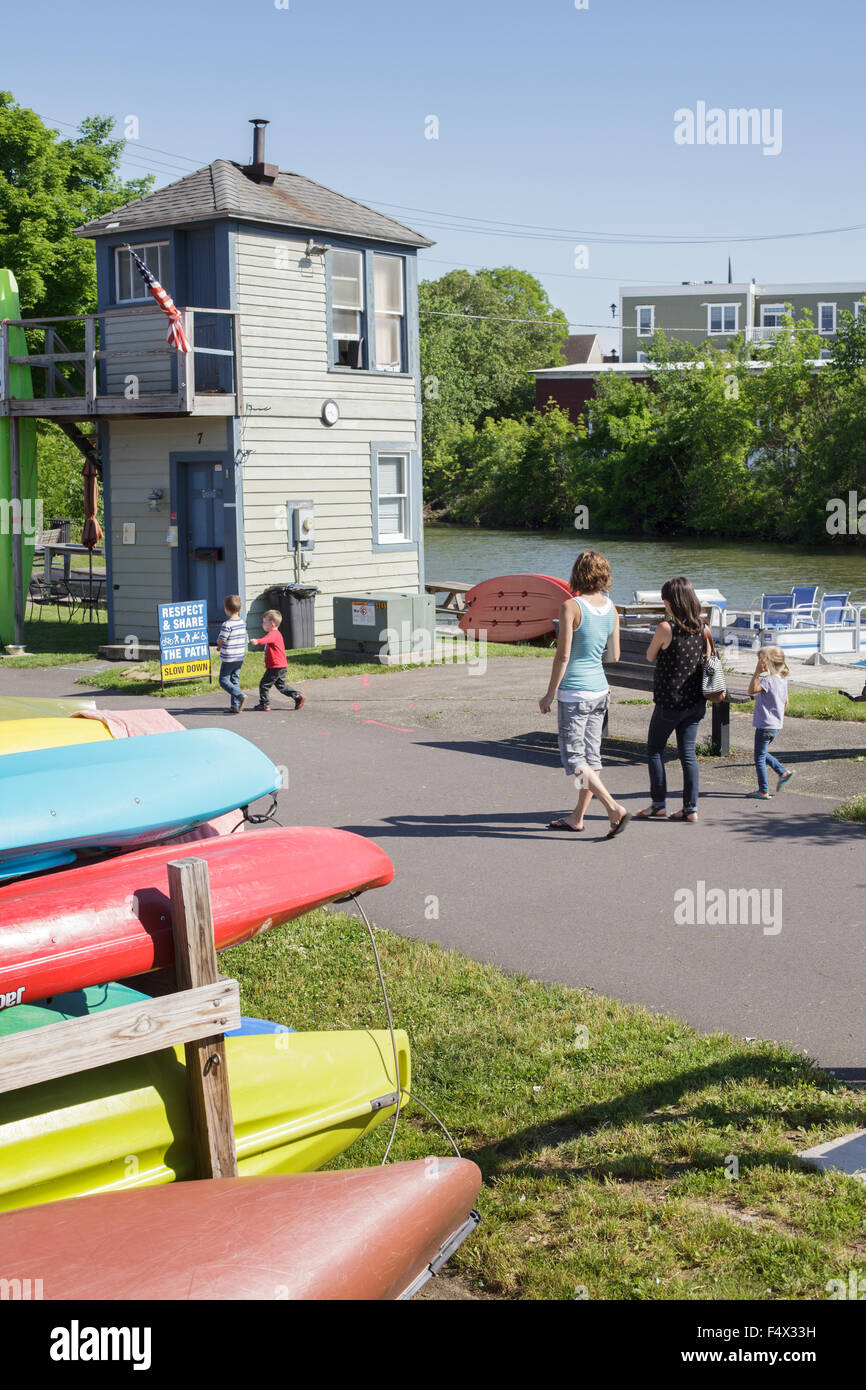 Noleggio di kayak in uno storico edificio sul Canale Erie, Fairport, nello Stato di New York, Stati Uniti d'America Foto Stock