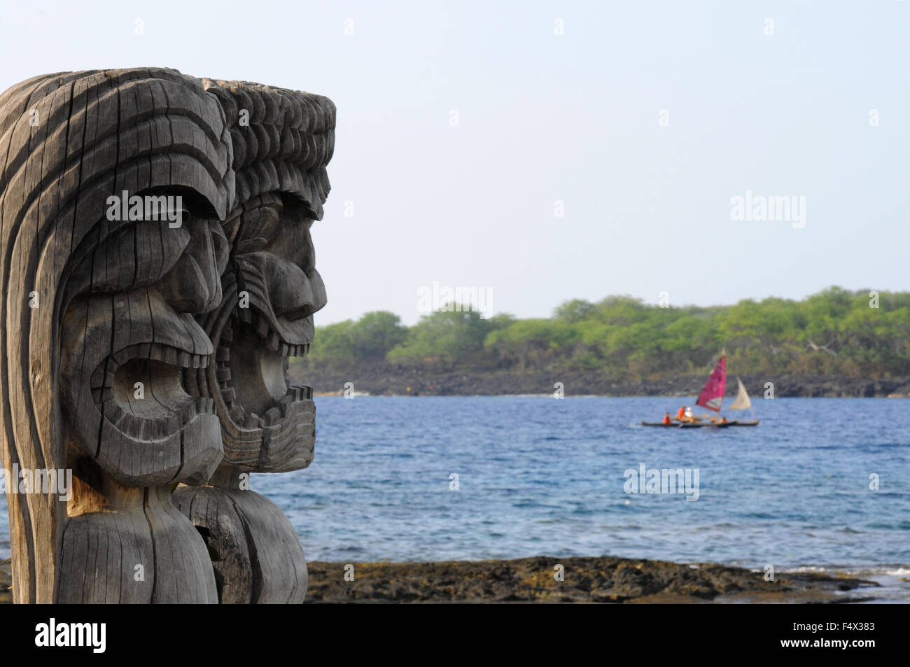 Pu'uhonua O Honaunau National Historic Park, Hale O Keawe tempio ricostruito con sculture in legno, Sud Costa di Kona, Big Island. Foto Stock